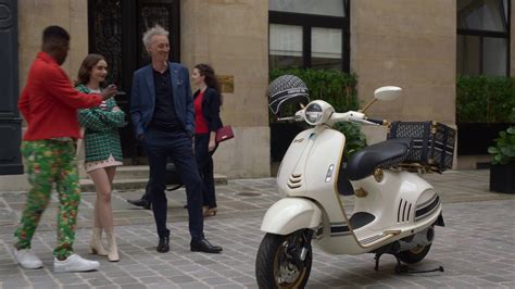 emily in paris Vespa